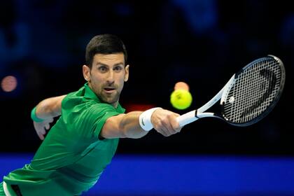 La devolución de Novak Djokovic ante un servicio de Stefanos Tsitsipas; el serbio desequilibró en los momentos importantes del partido