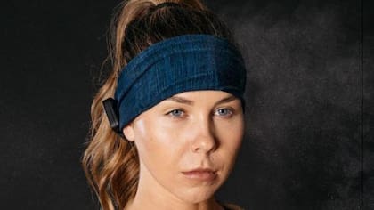 La diadema fabricada por la empresa tecnológica estadounidense Niraxx utiliza frecuencias de luz roja para intentar estimular el cerebro de quien la lleva.