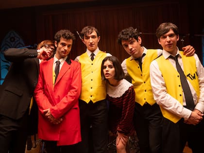 "La dicha en movimiento" cuenta dos historias en paralelo: la del romance de Mario y Ana y la del rodaje del disco debut de "Los Twist"