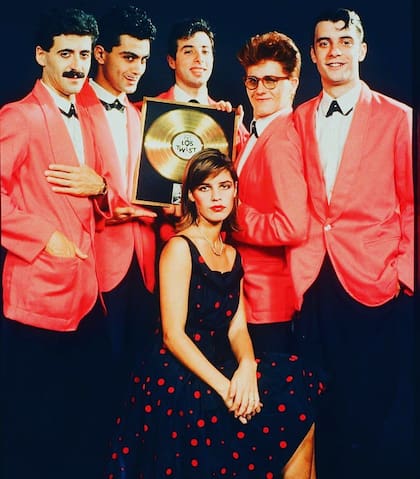 La Dicha en Movimiento vendió más de 120 mil copias y fue, durante dos años, el disco más vendido en la historia del rock nacional. Luego lo superó, en 1985, el disco Rockas Vivas, de Miguel Mateos/Zas.