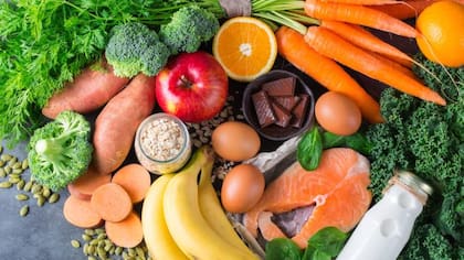 La dieta mediterránea, con variedad de fruta, verdura, cereales integrales y proteínas magras, ser beneficiosa para el buen funcionamiento del organismo
Foto: iStock