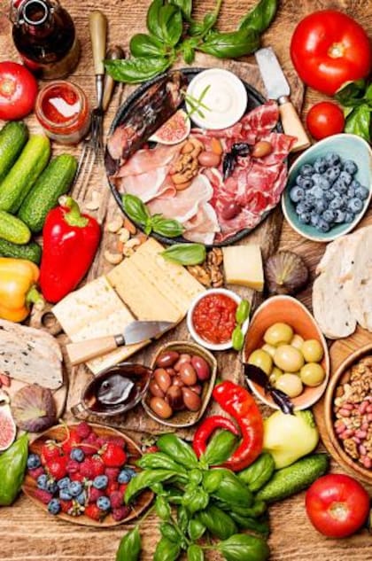 La dieta mediterránea incluye frutas como la fresa, pescado, aceite de oliva, entre otros alimentos.
Foto: iStock