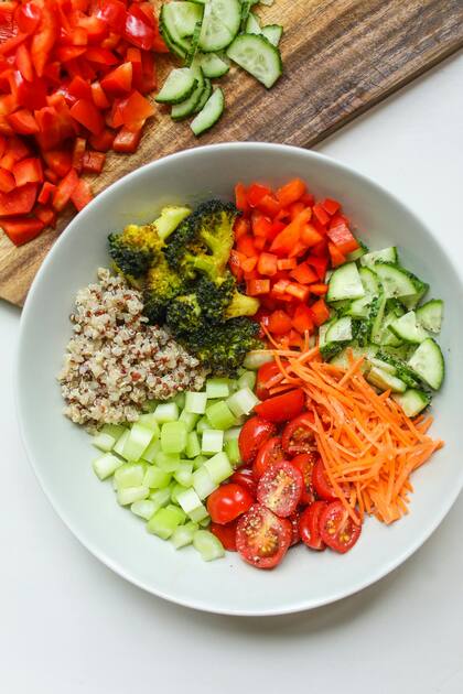 La dieta MIND consiste en el consumo de hojas verdes, frutas, frutos secos, legumbres y una reducción de carne roja
