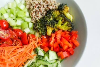 La dieta planetaria incluye cereales integrales, frutas, verduras, nueces y legumbres (Foto Pexels)