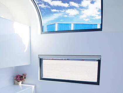 La diferencia con el otro modelo es que tiene una mesa más grande de comedor y un tragaluz para agregar luz natural.