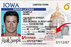 La diferencia con las credenciales estándar de Iowa es una marca de verificación en forma de estrella en la esquina superior derecha