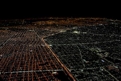 La diferencia de colores de las luminarias demarca el límite entre la ciudad de Buenos Aires y la provincia