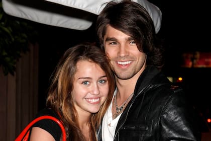 La diferencia de edad de la pareja generó controversia, dado que Cyrus era menor de edad y su novio tenía 20 años