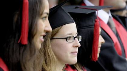 La diferencia entre el salario de graduados universitarios y de personas con secundaria en América Latina supera ampliamente el promedio de los países de la OCDE