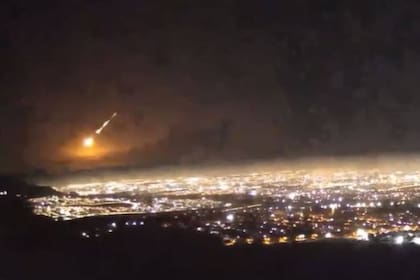 La diferencia entre meteoro y meteorito radica en que el primero se desintegra antes de llegar a la superficie terrestre, en tanto que el segundo llega a aterrizar