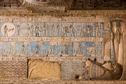 La diosa de la noche, Nut, rodea con su cuerpo y brazos los símbolos astronómicos del techo del templo de Dandera, en Egipto