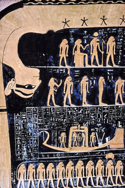 La diosa del cielo Nut y figuras humanas que representan estrellas y constelaciones del mapa estelar de la tumba de Ramsés VI (Foto: Gentileza Archaeology News)