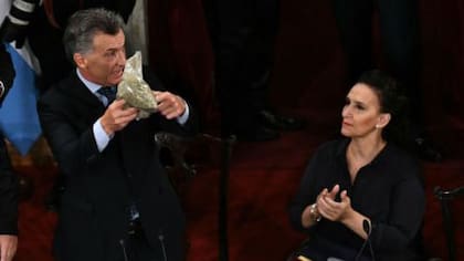 La diputada Britez interrumpió el discurso de Macri para darle un paquete de yerba