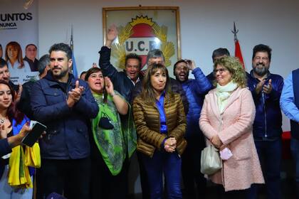La diputada electora Roxana Reyes, junto a sus compañeros de lista de Cambia Santa Cruz, Leonardo Roquel y Gabriela Mestelán durante los festejo en el Comité Radical de Río Gallegos, Santa Cruz.