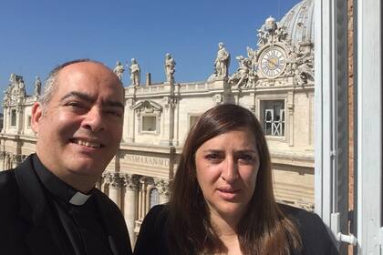 La diputada Karina Molina junto al monseñor Guillermo Karcher en el Vaticano, publicado en el Twitter de Molina el 3 de junio de 2018