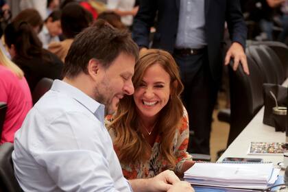 La diputada nacional de Unión por la Patria (UxP) y exministra de Desarrollo Social, Victoria Tolosa Paz, junto a su compañero de bancada Leandro Santoro