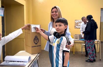 La diputada nacional Gabriela Estévez votó acompañada de su hijo.