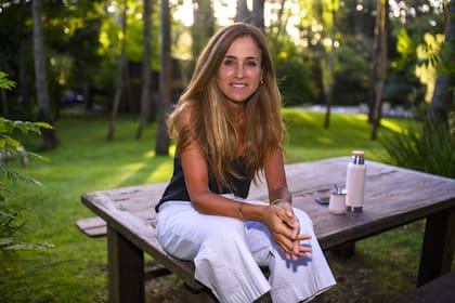 La diputada nacional Victoria Tolosa Paz en su casa de Cariló, en dialogó con LA NACION, junto a sus mascotas