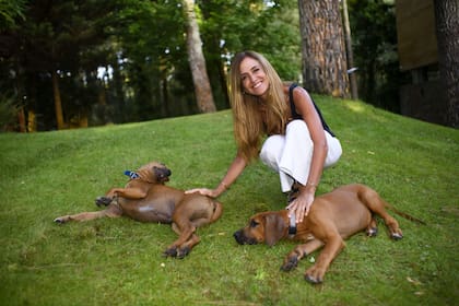 La diputada nacional Victoria Tolosa Paz en su casa de Cariló, en dialogó con LA NACION, junto a sus mascotas