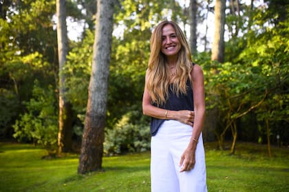 La diputada nacional Victoria Tolosa Paz en su casa de Cariló, en dialogó con LA NACION, junto a sus mascotas