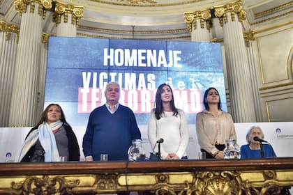 La diputada nacional y candidata a vicepresidenta por La Libertad Avanza (LLA), Victoria Villarruel, encabezó un acto en "homenaje a víctimas del terrorismo" en la Legislatura porteña