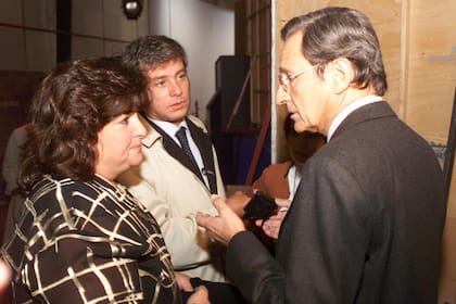 La diputada Norma Godoy, que estaba acusada de tráfico de bebés, en el programa de Mariano Grondona, acompañada por su abogado, Mariano Cúneo Libarona