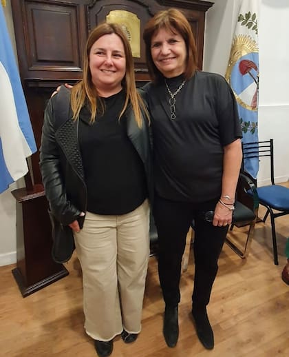 La diputada provincial mendocina Flavia Dalmau junto a Patricia Bullrich en la campaña para las elecciones presidenciales