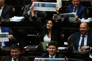 La diputada Santillán y otros legisladores oficialistas celebran la sanción de la ley de boleta única en la Cámara de Diputados