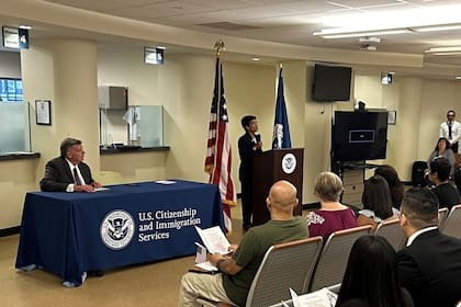 La Dirección de Operaciones del Centro de Servicio tiene seis centros de servicio que procesan y adjudican ciertas solicitudes y peticiones de inmigración