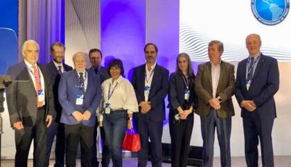 La directiva de la SIP junto al presidente del Comité Anfitrión de la 79 Asamblea General, Luciano Pascoe y la directora editorial de OEM, Martha Ramos.