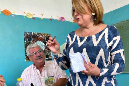 La directora actual de la escuela, Graciela Herrera, entrega medallas conmemorativas a los exalumnos