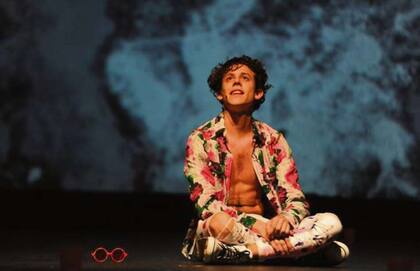 La directora Alejandra Rubio y su juvenil elenco