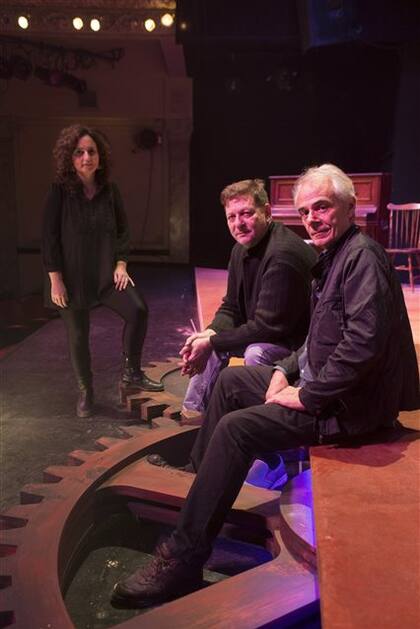 La directora Analía Fedra García, con Osmar Núñez y Horacio Roca