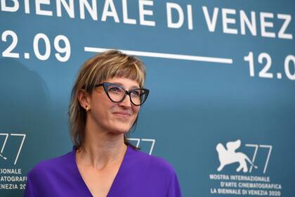 La directora bosnia Jasmila Zbanic asiste a un photocall de la película "Quo Vadis, Aida?" presentado en competición el segundo día del 77 ° Festival de Cine de Venecia.