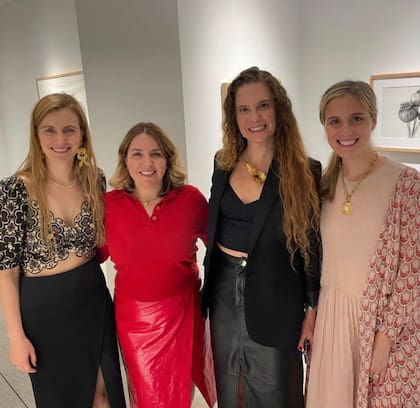 La directora comercial de la galería Praxis de Nueva York, Justina Gómez Romero, y Carolina Pincciroli felicitan a "las Delfinas".