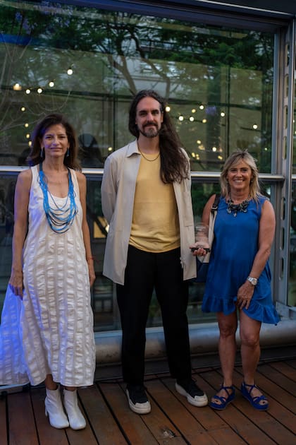 La directora de Desarrollo del Malba, Elena Mofal junto a Carlos Huffmann, director del departamento de arte de la Universidad Torcuato Di Tella, y Marcela Tavelli. 