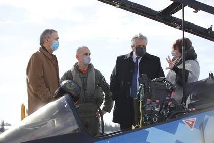 La directora de Fadea, Mirta Iriondo, explica a Fernández y Schiaretti los cambios en el Pampa III.