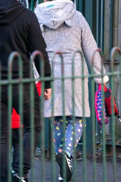 La directora de la escuela Ayresome instó a los padres de los niños de esa escuela a que traten de no ir a la institución en bata y pijama, como es el caso de esta señora que se ve en la foto