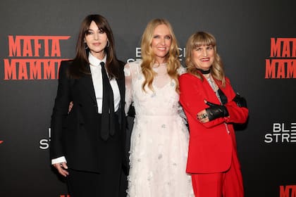 La directora de La heredera de la mafia, Catherine Hardwicke, junto a Collette y Bellucci