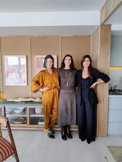 La directora de Living junto a Carina Michelli (izq.) y Dulce Cattaneo, a cargo de la ambientación del departamento de Talleres Sustentables.