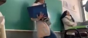 Habló la madre del adolescente al que la vicedirectora le pateó el pupitre por mal comportamiento