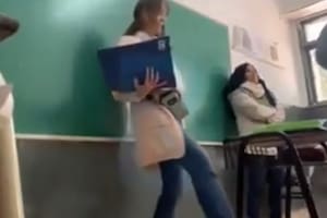 “No conocen lo peor de mí”: la reacción de una directora que pateó el pupitre de un alumno por su mal comportamiento