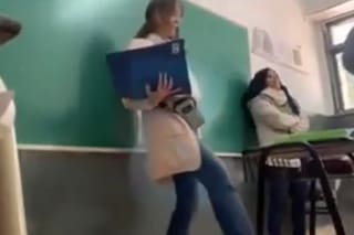 Habló la madre del adolescente al que la vicedirectora le pateó el pupitre por mal comportamiento