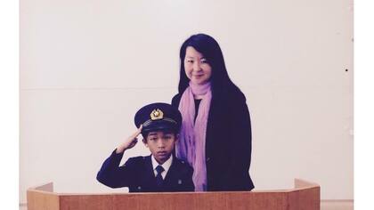 La directora de una escuela brasileña en Japón, Mayumi Uemura, dice que la policía organiza actividades en las escuelas.