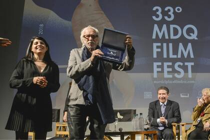 La directora del festival de Mar del Plata Cecilia Barrionuevo, junto a Pierre Richard, en la entrega de la distinción que recibió en 2018