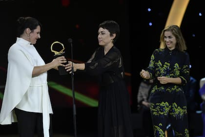 La directora española Jaione Camborda (izq.) se llevó el máximo galardón de San Sebastián, la Concha de oro, por su película O Corno
(Foto: Alvaro Barrientos)