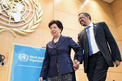 La Directora General de la OMS en 2009, Margaret Chan junto a su par actual, Tedros Adhanom Ghebreyesus, fueron quienes anunciaron las últimas dos pandemias