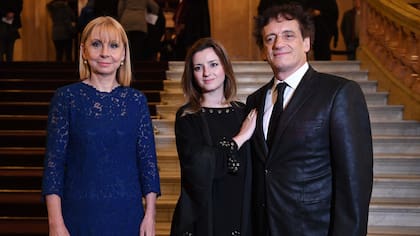 María Victoria Alcaraz, la primera mujer que dirigió el Colón, en el hall de la sala junto a quien era el ministro de Cultura de la Ciudad de Buenos Aires, Ángel Mahler