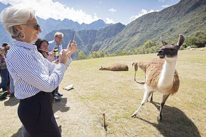 La directora gerente del FMI, Christine Lagarde, en una visita a Machu Picchu