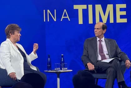 La directora gerente del FMI, Kristalina Georgieva, junto a Michael Milken, en la sede del Instituto Milken, en Washington.